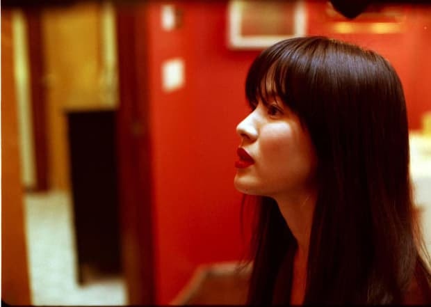 Song Hye Kyo và bộ phim 'nóng' đến mức bị cấm chiếu: Vào vai tiểu tam, quyến rũ cả vợ lẫn chồng 3 Song Hye Kyo và bộ phim 'nóng' đến mức bị cấm chiếu: Vào vai tiểu tam, quyến rũ cả vợ lẫn chồng 3
