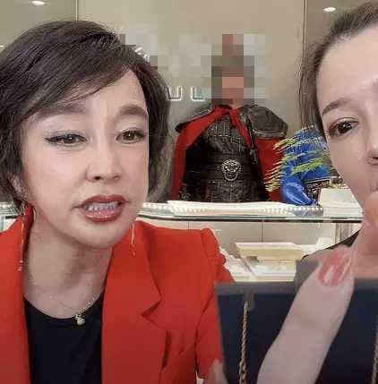 Lưu Hiểu Khánh livestream bán hàng ở tuổi 65, đã trang điểm kỹ nhưng gương mặt kỳ lạ khó nhận ra, cư dân mạng: 'Thời gian thật tàn nhẫn' 3