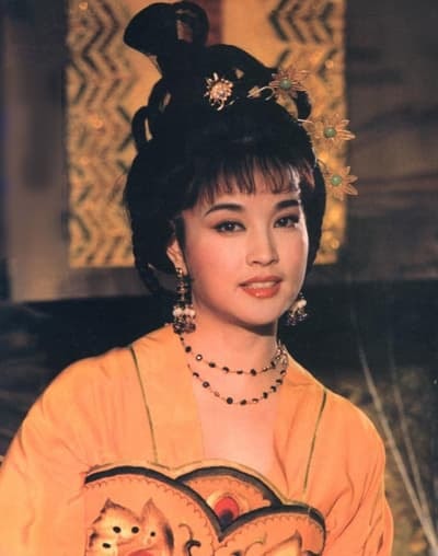 Lưu Hiểu Khánh livestream bán hàng ở tuổi 65, đã trang điểm kỹ nhưng gương mặt kỳ lạ khó nhận ra, cư dân mạng: 'Thời gian thật tàn nhẫn' 0