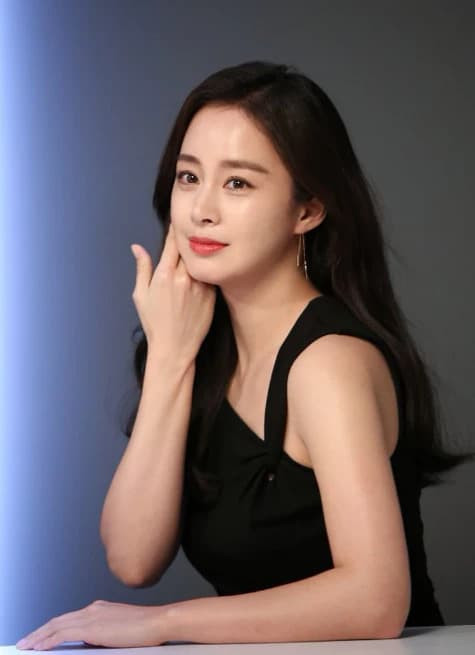 5 sao Kbiz IQ cao ngất ngưởng: Kim Tae Hee lẫn Song Joong Ki nhan sắc lẫn học vấn đều khiến dân tình trầm trồ 12 5 sao Kbiz IQ cao ngất ngưởng: Kim Tae Hee lẫn Song Joong Ki nhan sắc lẫn học vấn đều khiến dân tình trầm trồ 12
