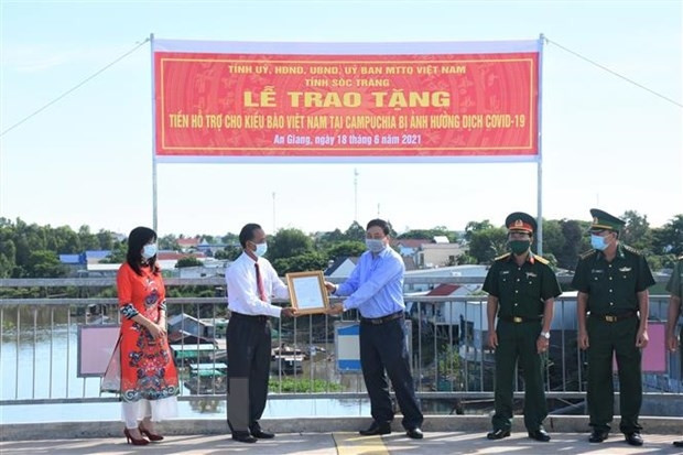 An Giang, Sóc Trăng hỗ trợ đồng bào Khmer gốc Việt tại Campuchia phòng chống covid-19