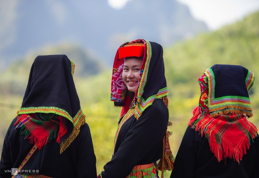 Người Dao Lô Gang tự hào với trang phục truyền thống của họ.