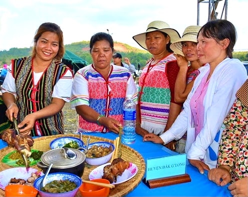 Cùng với thịt nướng, cơm lam, ruốc gà, món thịt giã luôn mang đến cho mâm cơm của người Mạ vị ngon độc đáo, hấp dẫn.