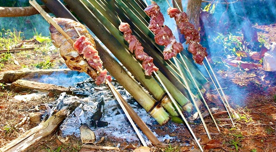 Thịt được đem nướng trên than hồng trước khi giã.