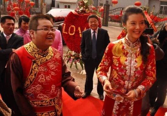 Cô sinh ra vào thế hệ ngôi sao thứ hai, cuộc hôn nhân chớp nhoáng với tỷ phú, nay 37 tuổi nay lại trở thành nữ thần 10
