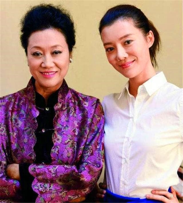 Cô sinh ra vào thế hệ ngôi sao thứ hai, cuộc hôn nhân chớp nhoáng với tỷ phú, nay 37 tuổi nay lại trở thành nữ thần 7