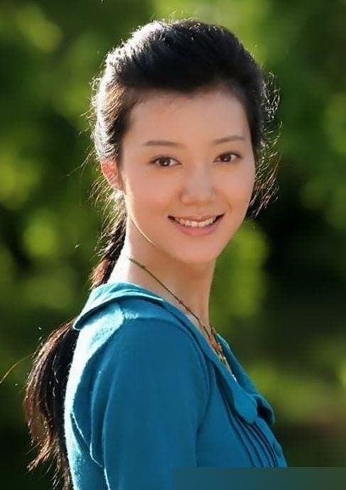 Cô sinh ra vào thế hệ ngôi sao thứ hai, cuộc hôn nhân chớp nhoáng với tỷ phú, nay 37 tuổi nay lại trở thành nữ thần 6