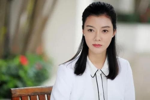 Cô sinh ra vào thế hệ ngôi sao thứ hai, cuộc hôn nhân chớp nhoáng với tỷ phú, nay 37 tuổi nay lại trở thành nữ thần 1
