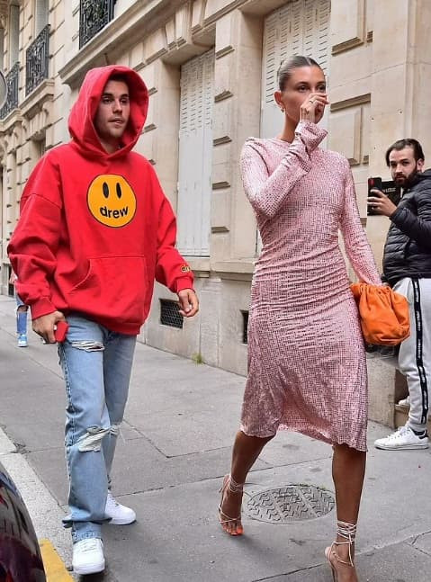 Sáng 'thả rông' tối sang chảnh, bà xã Justin Bieber khoe visual 'chặt chém' lúc gặp Đệ nhất phu nhân Pháp rồi lại hóa gái ngoan khi hẹn hò cùng chồng 3 Sáng 'thả rông' tối sang chảnh, bà xã Justin Bieber khoe visual 'chặt chém' lúc gặp Đệ nhất phu nhân Pháp rồi lại hóa gái ngoan khi hẹn hò cùng chồng 3