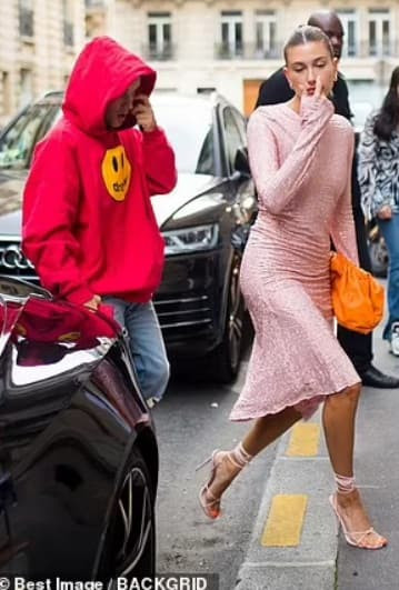 Sáng 'thả rông' tối sang chảnh, bà xã Justin Bieber khoe visual 'chặt chém' lúc gặp Đệ nhất phu nhân Pháp rồi lại hóa gái ngoan khi hẹn hò cùng chồng 6 Sáng 'thả rông' tối sang chảnh, bà xã Justin Bieber khoe visual 'chặt chém' lúc gặp Đệ nhất phu nhân Pháp rồi lại hóa gái ngoan khi hẹn hò cùng chồng 6