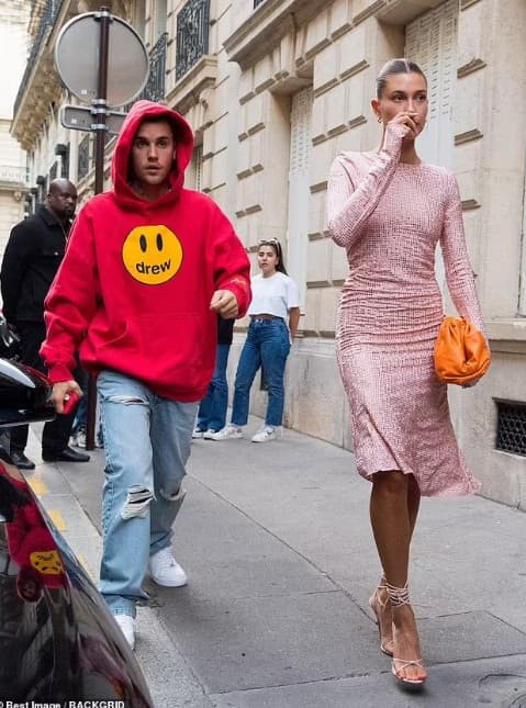 Sáng 'thả rông' tối sang chảnh, bà xã Justin Bieber khoe visual 'chặt chém' lúc gặp Đệ nhất phu nhân Pháp rồi lại hóa gái ngoan khi hẹn hò cùng chồng 7 Sáng 'thả rông' tối sang chảnh, bà xã Justin Bieber khoe visual 'chặt chém' lúc gặp Đệ nhất phu nhân Pháp rồi lại hóa gái ngoan khi hẹn hò cùng chồng 7