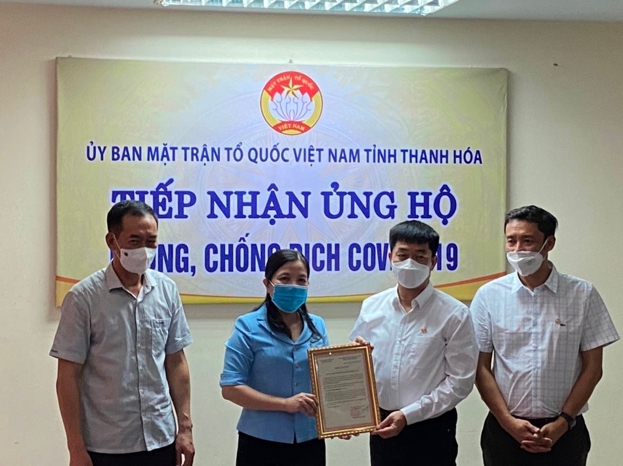 ba-pham-thi-thanh-thuy-chu-tich-uy-ban-mttq-tinh-thanh-hoa-trao-thu-cam-on-sun-group.jpg