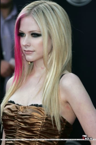  Avril Lavigne vừa đăng TikTok lần đầu có ngay 17 triệu view, nhan sắc U40 trẻ trung như gái 18 khiến dân tình phát sốt  0