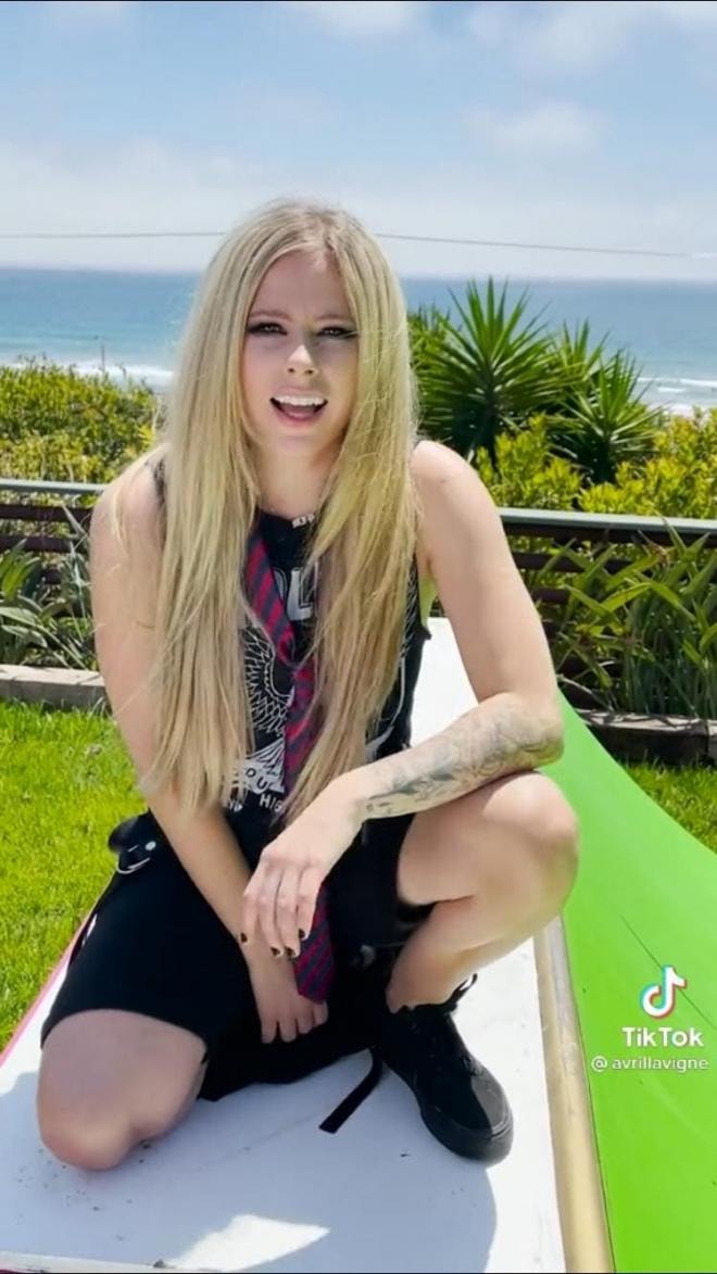  Avril Lavigne vừa đăng TikTok lần đầu có ngay 17 triệu view, nhan sắc U40 trẻ trung như gái 18 khiến dân tình phát sốt  0