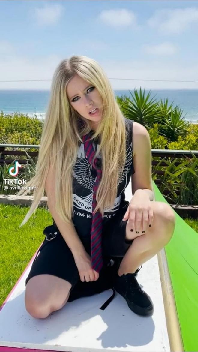  Avril Lavigne vừa đăng TikTok lần đầu có ngay 17 triệu view, nhan sắc U40 trẻ trung như gái 18 khiến dân tình phát sốt  1