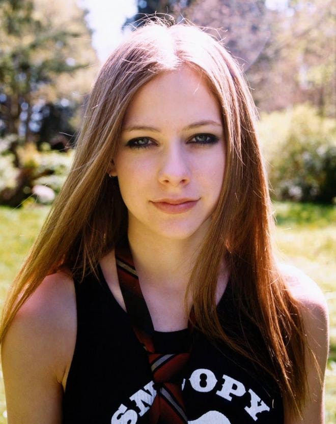  Avril Lavigne vừa đăng TikTok lần đầu có ngay 17 triệu view, nhan sắc U40 trẻ trung như gái 18 khiến dân tình phát sốt  3