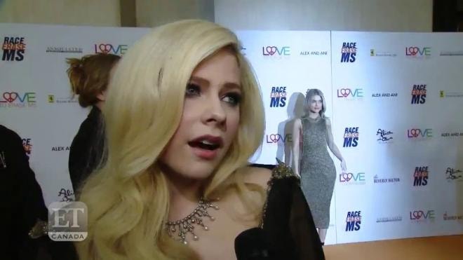 Avril Lavigne vừa đăng TikTok lần đầu có ngay 17 triệu view, nhan sắc U40 trẻ trung như gái 18 khiến dân tình phát sốt  8