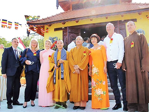 Chị Phan Bích Thiện (thứ ba, từ phải qua trái) trong lễ khánh thành chùa Đại Bi, tại thành phố Simontornya, Hungary. 