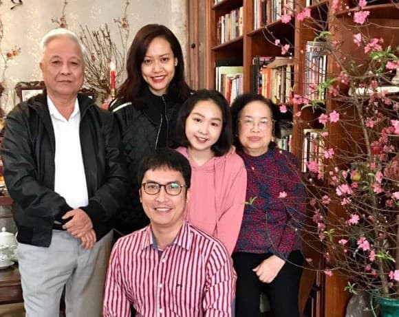 hong-anh-va-chong-ngoisaovn-7-ngoisao-crop-15213475583691893285596-ngoisaovn-w580-h461 1
