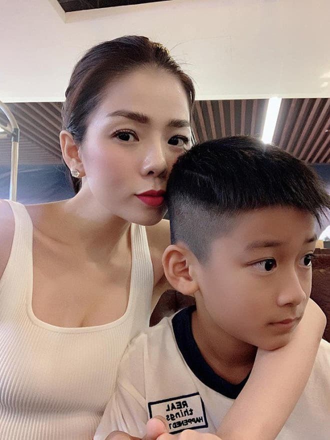 Lệ Quyên và con trai  2