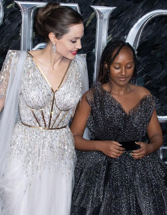 Là con gái của Angelina Jolie nhưng Zahara vẫn bj kỳ thị bởi màu da, đến cả y tá chăm sóc cũng tỏ ra khinh miệt