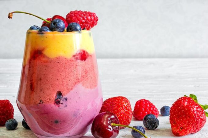 Công Hoà Dominica: Helado De PotecitoCó vẻ bề ngoài giống một ly sinh tố nhưng helado de potecito không đơn thuần là trái cây đông lạnh trộn nhuyễn. Thức uống này lấy cảm hứng từ vùng Caribe, phổ biến ở Cộng hòa Dominica, nơi xoài chín mọng được xay nhuyễn để tạo ra hỗn hợp nước mịn như nhung. Dâu tây tươi được thêm vào để tăng thêm vị chua, giúp cân bằng độ ngọt từ xoài và làm thức uống đẹp mắt hơn. Tùy vào sở thích cá nhân, thực khách có thể kết hợp thêm các loại trái cây khác để tạo nên mùi vị đặc biệt cho riêng mình. Ảnh: Shutterstock