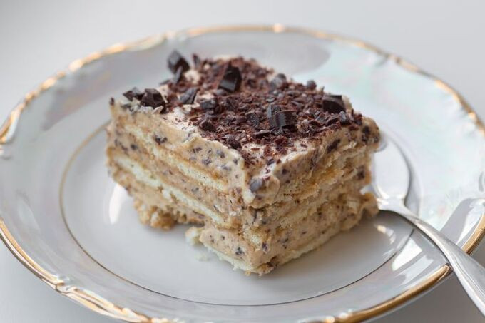 Nam Phi: Bánh tart bạc hà Bánh bạc hà không phải là món ăn mà chúng ta sẽ nghĩ đến như một món tráng miệng mát lạnh cho mùa hè, song ở Nam Phi, đây là món tráng miệng phổ biến. Món ăn này được làm từ bánh quy, socola bạc hà, sữa đặc có vị caramel và kem orley whip, loại không có sữa. Việc xếp lớp đảm bảo mọi hương vị đều tỏa ra và giúp cho việc tạo hình bánh trở nên dễ dàng. Ảnh: Shutterstock