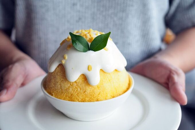 Nhật Bản: KakigoriBị nhiều người nhầm lẫn với bingsu, song đá bào kakigori của Nhật không mịn bằng, với hương vị chủ yếu từ sirô và sữa chua. Món tráng miệng trở nên phổ biến vào thể kỷ thứ 19 và đến tận ngày nay. Hiện tại, kakigori là món tráng miệng chính trong các bữa ăn của người Nhật. Bằng cách kết hợp sữa đặc hoặc sữa cô đặc, món tráng miệng sẽ có kết cấu mịn như nhung và kem, tạo cảm giác dễ chịu khi ăn vào ngày hè oi bức. Ảnh: Shutterstock
