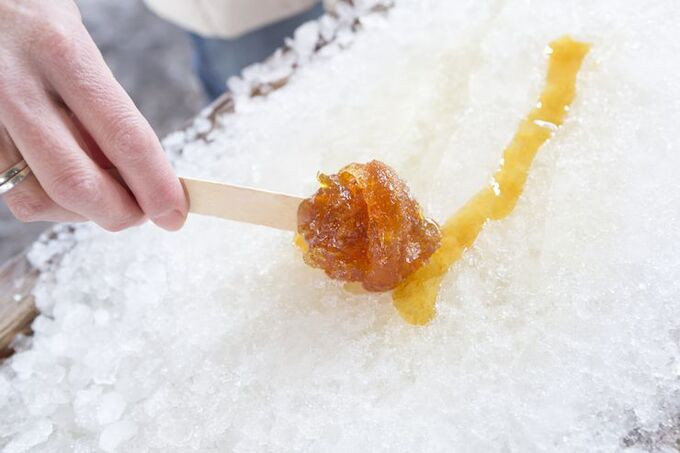 Canada: Taffy lá phongĐây là một loại kẹo đường phổ biến ở Canada và bang Vermont, Mỹ, nơi siro lá phong được sản xuất theo mùa. Tại đây có lễ hội dành cho nghệ thuật đổ siro lá phong nóng lên đá đông lạnh, để tạo ra kẹo taffy. Món ăn là sự lựa chọn hoàn hảo vào ngày hè cho người yêu siro lá phong trên khắp thế giới. Ảnh: Shutterstock