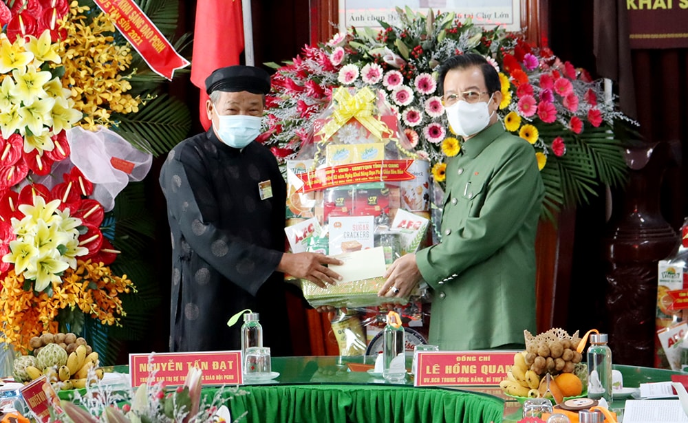 Bí thư Tỉnh Ủy An Giang chúc mừng và tặng quà TW Giáo hội Phật giáo Hòa Hảo nhân Kỷ niệm 82 năm ngày Đức Huỳnh giáo chủ khai sáng đạo.