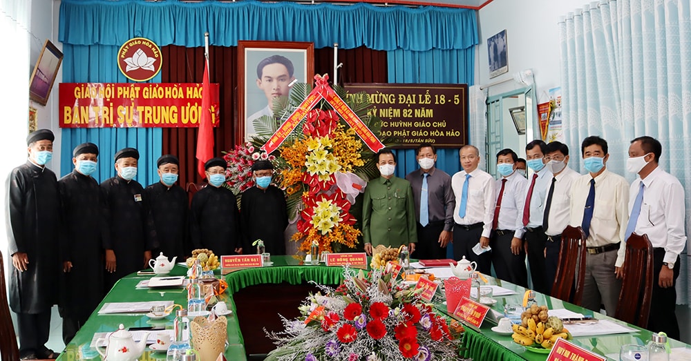 Ông Lê Hồng Quang, Ủy viên BCH TW Đảng, Bí thư tỉnh ủy An Giang chúc mừng TW giáo hội phật giáo Hòa Hảo nhân kỷ niệm 82 năm ngày Đức Huỳnh giáo chủ khai sáng đạo. 