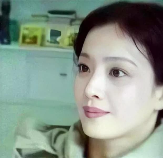 Người mẹ mỹ nhân được Lưu Diệc Phi 'giấu' suốt bao nhiêu năm, hóa ra từng đóng trong phim của Thành Long 1