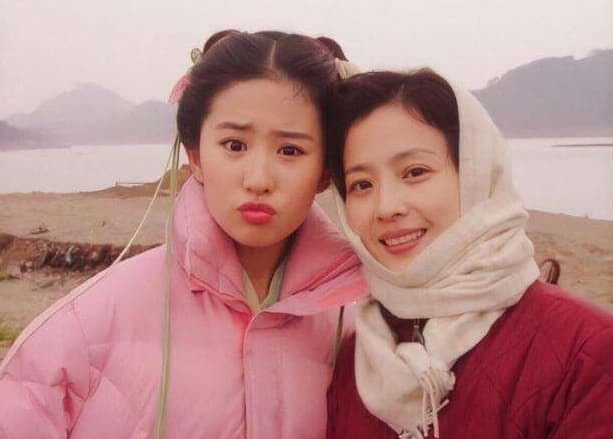 Người mẹ mỹ nhân được Lưu Diệc Phi 'giấu' suốt bao nhiêu năm, hóa ra từng đóng trong phim của Thành Long 0