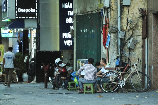 Hà Nội: Tái diễn tình trạng quán nước vỉa hè sau lệnh nới lỏng - Ảnh 4.