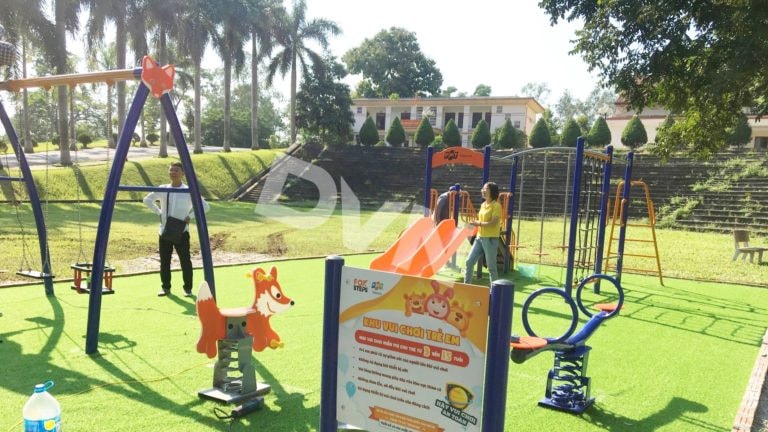 Sân chơi cỏ nhân tạo dành cho thiếu nhi – một công trình trong chương trình xây dựng Nông thôn kiểu mẫu ở bản làng, tổ dân phố của huyện Trấn Yên.