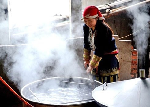 Đồng bào dân tộc Dao nấu nước lá thuốc rất cẩn thận, phục vụ du khách tắm trong các kỳ nghỉ.
