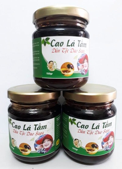 Lá tắm thuốc người Dao được đồng bào nấu thành cao để dễ dàng sử dụng.