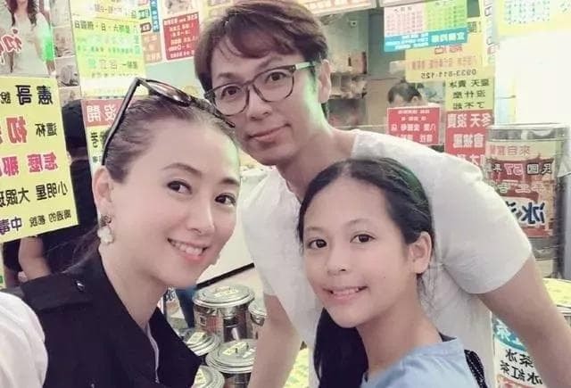 Trở nên nổi tiếng ở tuổi 25 cô không hối hận khi đóng phim cấp 3, giờ đây cuộc đời của nữ diễn viên hàng đầu này đã hoàn toàn thay đổi 2