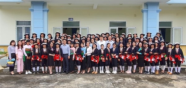 Lãnh đạo Bộ VHTT&DL, và Huyện Ngọc Lặc, Thanh Hóa chụp ảnh lưu niệm với các học viên lớp tập huấn.