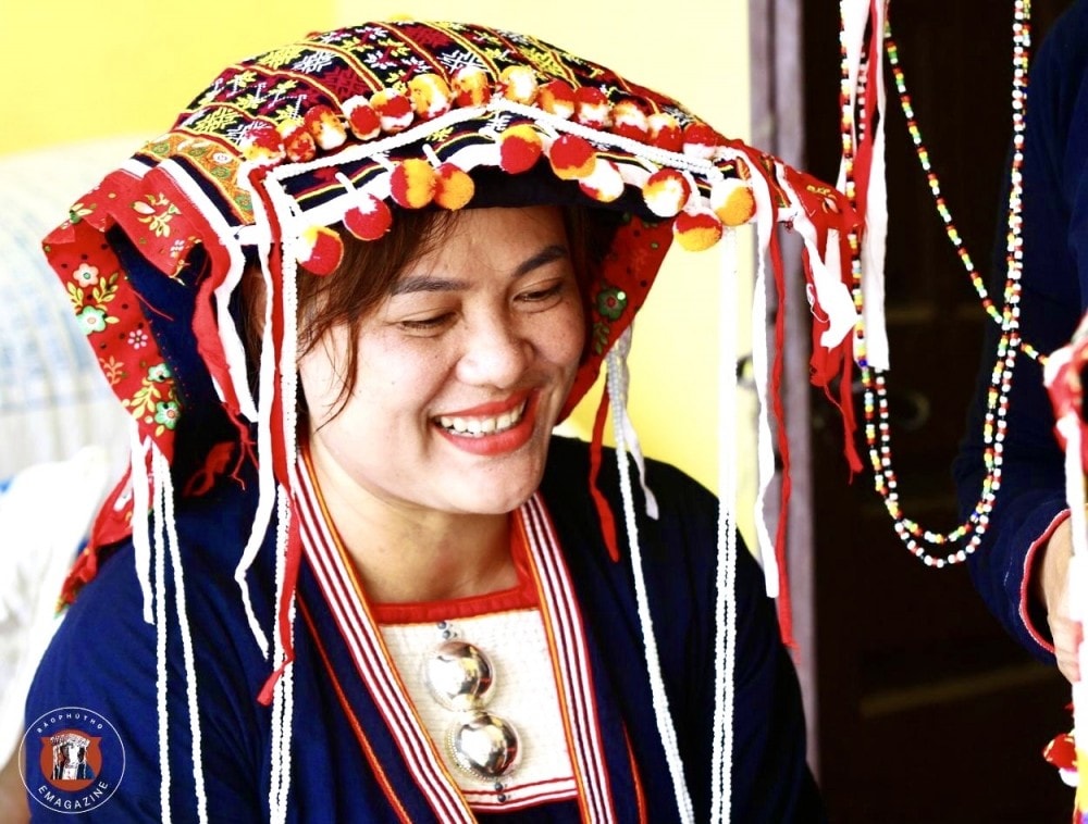 Phụ nữ dân tộc Dao Quần chẹt duyên dáng trong trang phục truyền thống.