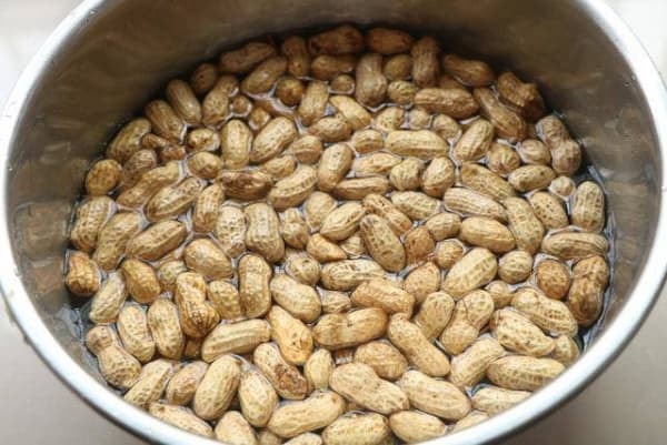 Mẹo luộc lạc ngon không thâm vỏ 2
