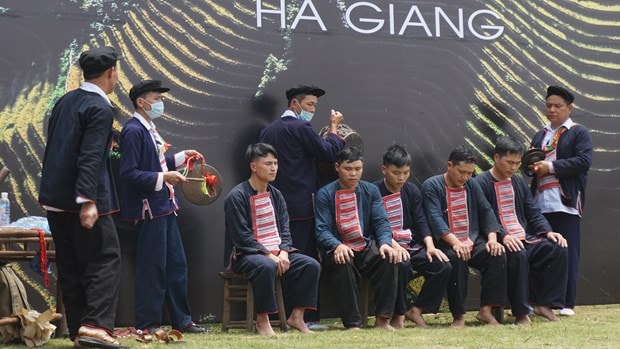 Trong tiếng gõ phách và thanh la dồn dập, các chàng trai người Dao hầu lễ chờ đợi thần linh nhập vào để che chở mình chuẩn bị thực hiện nhảy lửa.