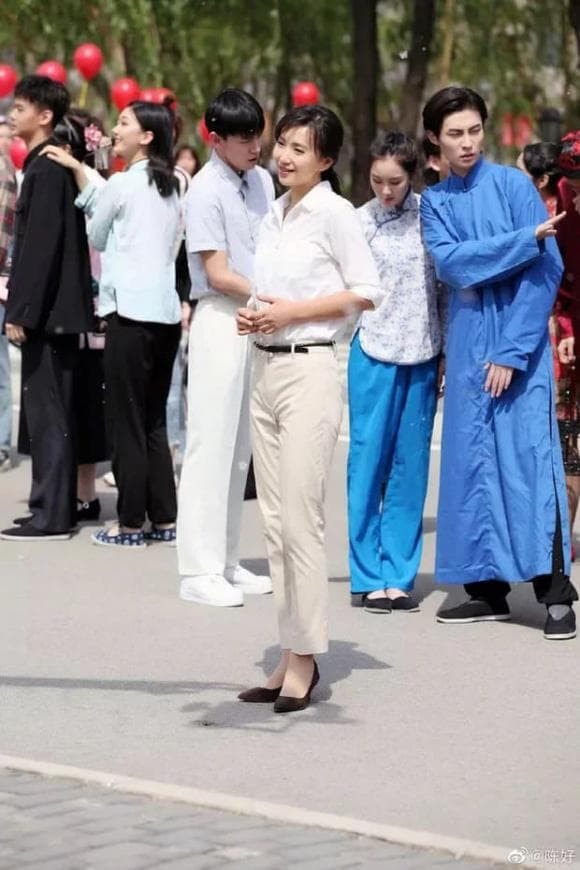 Mỹ nhân 'Như Ý Cát Tường' trở thành giảng viên xinh đẹp nhất, chụp ảnh với dàn nam sinh khoe nhan sắc 'hack tuổi'  13