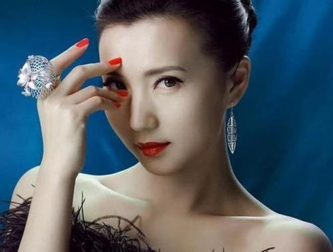 Mỹ nhân 'Như Ý Cát Tường' trở thành giảng viên xinh đẹp nhất, chụp ảnh với dàn nam sinh khoe nhan sắc 'hack tuổi'  0