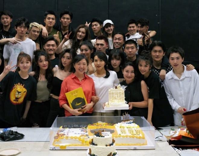 Mỹ nhân 'Như Ý Cát Tường' trở thành giảng viên xinh đẹp nhất, chụp ảnh với dàn nam sinh khoe nhan sắc 'hack tuổi'  2