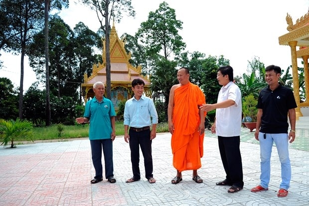 Đại đức trụ trì chùa dân tộc Khmer vinh dự được kết nạp vào Đảng