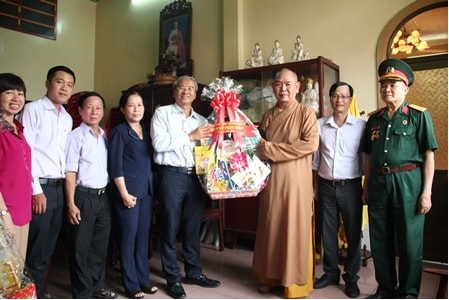 Đại diện chính quyền TP thăm, trao đổi và tặng quà cho Thượng tọa Thích Huệ Công.