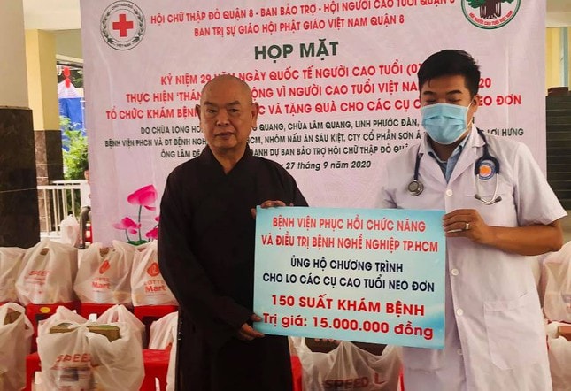 Hội chữ thập đỏ quận 8 phối hợp chùa Long Hoa tặng quà giúp đỡ người già neo đơn trong đợt dịch bệnh covid-19.