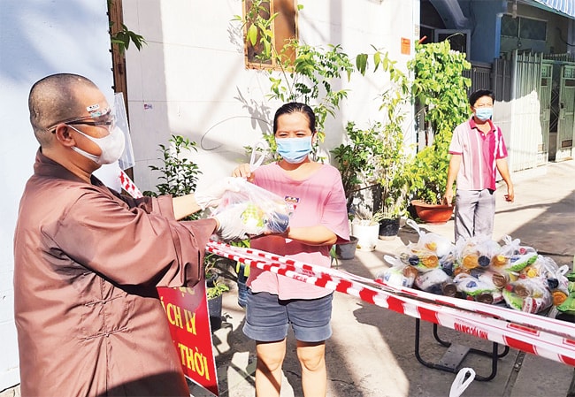 Không ít người lao động trong các khu vực bị phong tỏa đã rơi nước mắt khi với tay qua hàng rào, trực tiếp nhận những phần lương thực, thực phẩm được hỗ trợ từ tay Thượng tọa Thích Huệ Công.