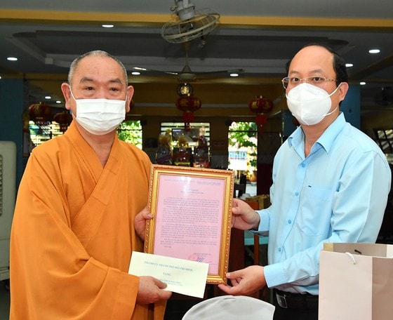 Phó Bí thư Thành ủy TPHCM Nguyễn Hồ Hải cảm ơn Thượng tọa Thích Huệ Công về hoạt động chăm lo phòng ,chống dịch Covid-19. 